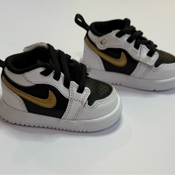 Jordan Baby Black and White Sneakers 3C - Picture 3 of 8